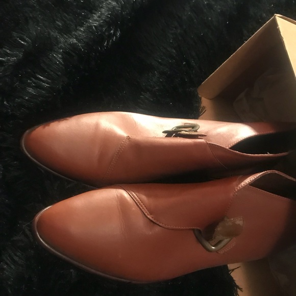 Low ankle boots with gold buckles - Picture 3 of 4